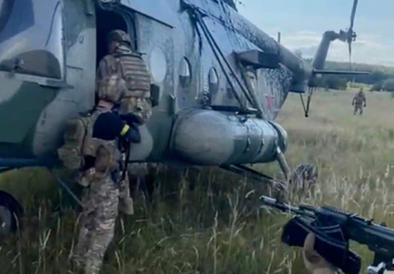 Российский вертолет Ми-8 посадили в Харьковской области. Фото: Facebook/